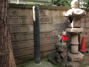 写真4　震災復興記念碑　旧鳥居が紀念碑の石材として使用されている