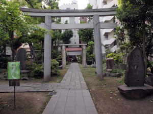 写真3　鳥居とその手前右側の鹽竈神社と刻まれている石碑　建立は鳥居・石碑共に平成12年10月