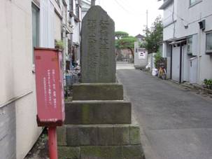 海蔵寺の案内碑と参道