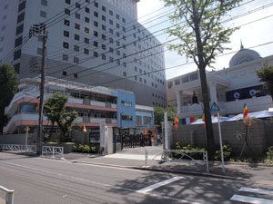 写真5　慈光院と併設されている江東学園幼稚園（左の三階建の建物で昭和40年築）