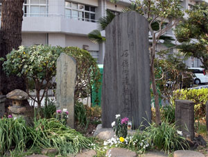 石原町三丁目戦災死者追悼碑（左）と大正大震火災石原町遭難者碑（右）