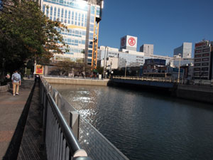 写真3　写真1の新田間川の突き当り部　新田間川は右側に直角に曲がり、幸川と名を変える