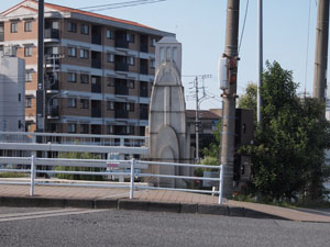 写真11　八幡橋の親柱（左岸上流側）　親柱は左岸側にしかない