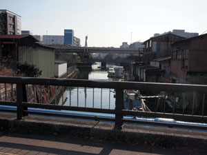 写真1　第一京浜国道に架かる入江橋より下流側を望む
