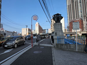 写真22　左岸側より浅山橋を望む　前方が横浜駅方向