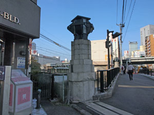 写真23　浅山橋の親柱（左岸下流側）