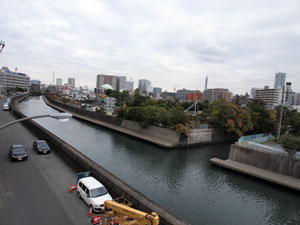 写真1　横浜駅根岸道路が石崎川を渡る西平沼橋　