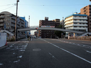 写真7　横浜駅根岸線の通る西平沼橋　根岸方向は後方