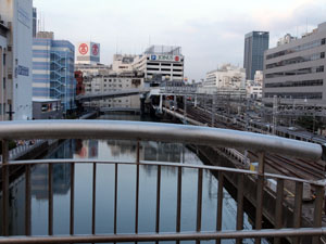 写真11　平沼橋の上から下流（横浜駅）方向を望む