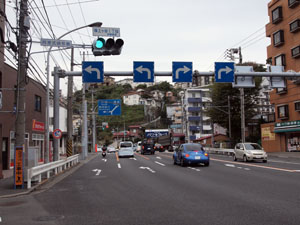 写真7　国道1号線（東海道）　上り車線を保土ヶ谷橋を渡って右に曲がる