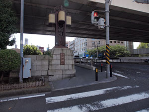 写真3　中村川に架かる吉野橋（左岸下流側）　親柱の橋名板には「吉野橋」とある　高架は高速神奈川3号狩場線