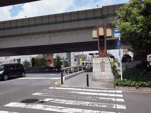 写真4　吉野橋（右岸下流側）　親柱には「大正十五年十月竣工」の銘がある