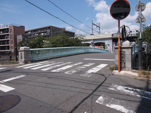 写真9　大岡川右岸より道慶橋を望む　遠景の高架は京急本線