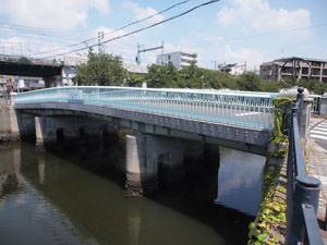 写真1　桁橋の例　大岡川に架かる道慶橋を上流側より望む
