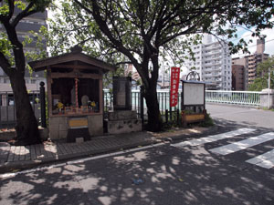 写真12　道慶橋の左岸下流側にある道慶地蔵尊