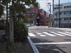 写真3　山王橋をお三の宮通りより望む　お三の宮と呼ばれる日枝神社は写真左手にある