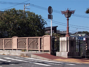 写真8　右岸下流側の蒔田橋の親柱と高欄
