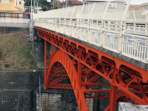 写真3　打越橋　トラス補剛桁の上部構造