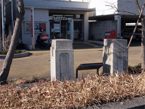 写真6　産業道路の磯子浜西郵便局の前にある安藤橋の親柱