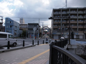 根岸橋より旧横浜刑務所跡地を望む