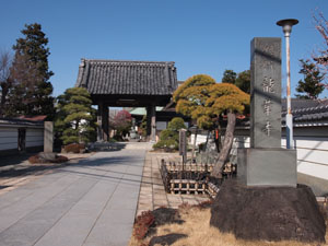 写真1　龍崋寺の山門を望む　右の石柱には「真言宗　御室派　龍華寺」と記されている