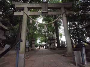 写真2　現在の鳥居は震災後に再建された鳥居で、昭和2年3月の銘がある