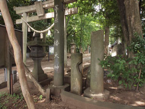 写真4　篠原八幡大神と刻まれた社号標と石柱などで、これらは関東大震災で倒壊した鳥居である