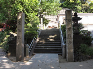 写真2　階段の手前にある角柱　向かって左に「靈徳滋潤」　右に「神威彌崇」と刻まれている