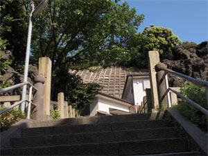 写真3　石段を上り終えたところの角柱と玉垣
