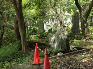写真1　大震災横死者追悼之碑などの石碑群