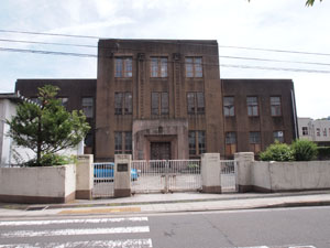 写真5　震災後の建築物で旧中央衛生試験所　震災当時の衛生試験所はその前身