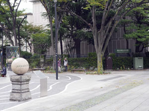 写真7　横浜開港資料館の正面に向かって左隣は開港広場公園で、写真左のモニュメントには日米和親条約締結の地とある