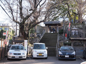 写真1　願成寺の山門を石段下から見上げる