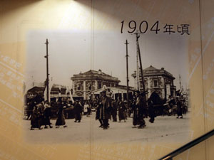 写真8　ホームへの階段側壁　初代横浜駅の写真