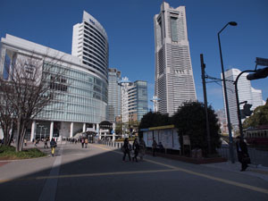 写真10　桜木町駅東口からみなとみらいのビル群を望む