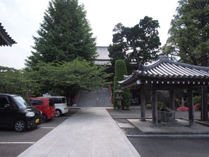 長安寺の境内と正面の本堂