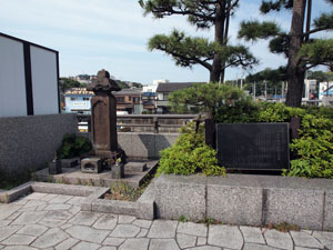 写真3　右岸上流側には内川新田開発記念碑とその案内板がある