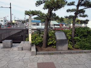 写真4　右岸下流側には夫婦橋の説明板と「横須賀風物100選　夫婦橋の風景」と記した角柱がある