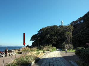 写真1岬の観音埼灯台を望む　灯台の残骸位置