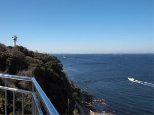 写真5　灯台からの展望　浦賀水道および北方向（東京湾奥）を望む　写真左隅の塔は東京湾海上交通センター