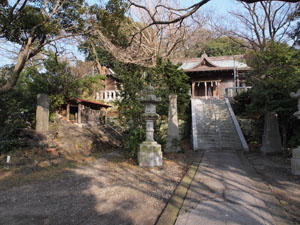 写真2　住吉神社　1つ目の階段を上がった境内の左側に社殿新築紀念碑がある