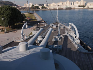 写真2　三笠の主砲と上甲板（艦首方向）