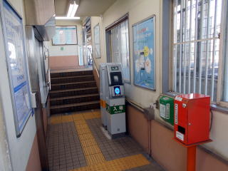 門沢橋の改札口。Suicaの機械と同時に昔懐かしい乗車駅の証明書の機械がある。