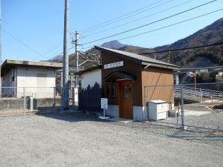 波高島の駅舎。木造駅舎から建て替えられたら、より小さな待合室のみとなった。