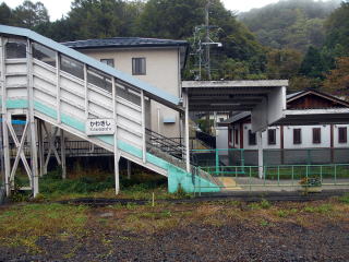 川岸は木造駅舎だけでなく、木造の跨線橋も残る、昭和の駅構内といった趣だ。
