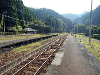 海が見えず駅舎もないため、兵庫県内にある山陰本線では最もマイナーな秘境駅と言える。