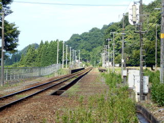 久谷の駅全景。広かった駅構内も今では棒線駅となってしまった。