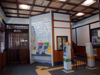 御嶽の駅改札口。最近内部を改装したため、木の香りがかぐわしい