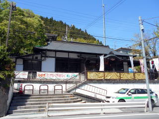 御嶽の駅舎。御嶽神社をモデルにした神社風の荘厳な建物である。