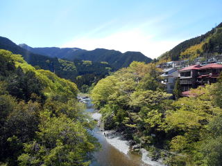 駅前の御岳橋からは多摩川の渓谷美が楽しめる。